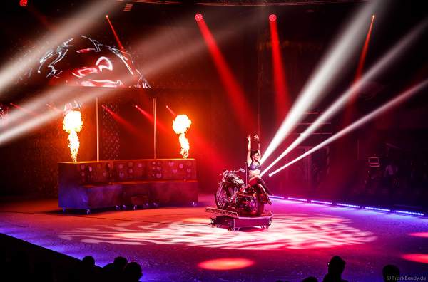 Handstand-Equilibristik auf einem Motorrad bei der Eisshow THE TRAUMATICA SHOW bei den Horror Nights 2019 im Europa-Park