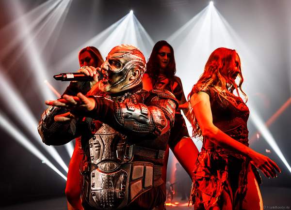 Leon Fuller mit weiteren Künstler bei der Eisshow THE TRAUMATICA SHOW bei den Horror Nights 2019 im Europa-Park