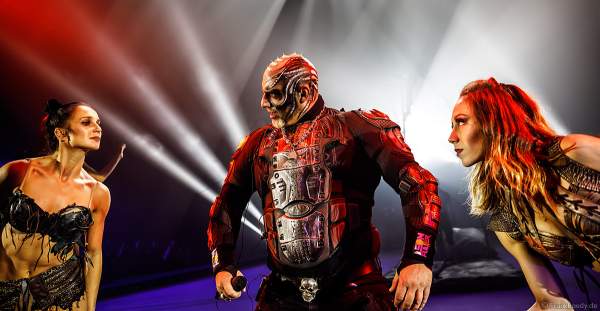 Leon Fuller mit weiteren Künstler bei der Eisshow THE TRAUMATICA SHOW bei den Horror Nights 2019 im Europa-Park