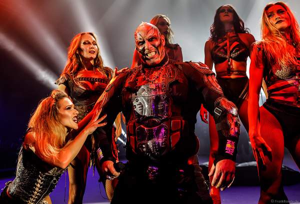 Leon Fuller mit weiteren Künstler bei der Eisshow THE TRAUMATICA SHOW bei den Horror Nights 2019 im Europa-Park