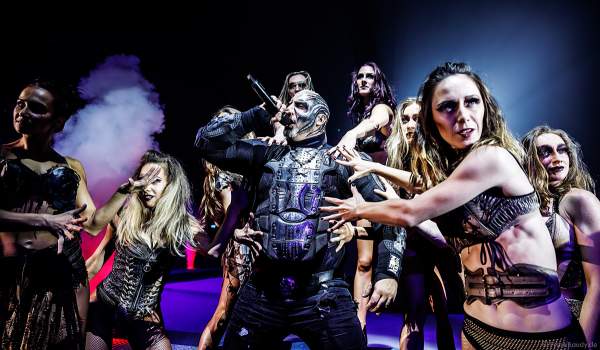 Leon Fuller mit weiteren Künstler bei der Eisshow THE TRAUMATICA SHOW bei den Horror Nights 2019 im Europa-Park