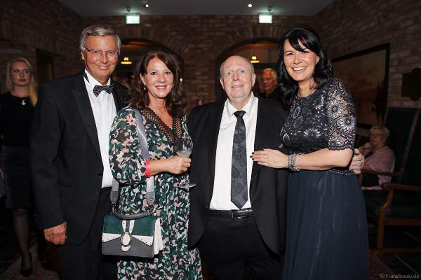 Wolfgang Bosbach mit Ehefrau Sabine Bosbach und Reiner "Calli" mit Ehefrau Sylvia Calmund beim 70. Geburtstag des Europa-Park-Gründers Roland Mack am 12.10.2019 in Rust