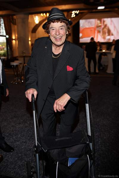 Tony Marshall mit Rollator beim 70. Geburtstag des Europa-Park-Gründers Roland Mack am 12.10.2019 in Rust