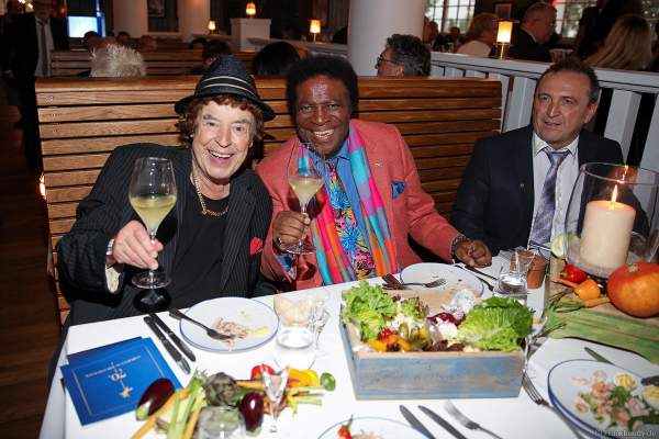 Tony Marshall fröhlich mit Roberto Blanco beim 70. Geburtstag des Europa-Park-Gründers Roland Mack am 12.10.2019 in Rust