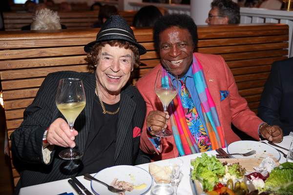 Tony Marshall fröhlich mit Roberto Blanco beim 70. Geburtstag des Europa-Park-Gründers Roland Mack am 12.10.2019 in Rust