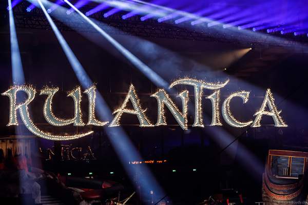 Brennendes Lichtbild (Feuerwerk Lichterschrift) der Wasserwelt Rulantica