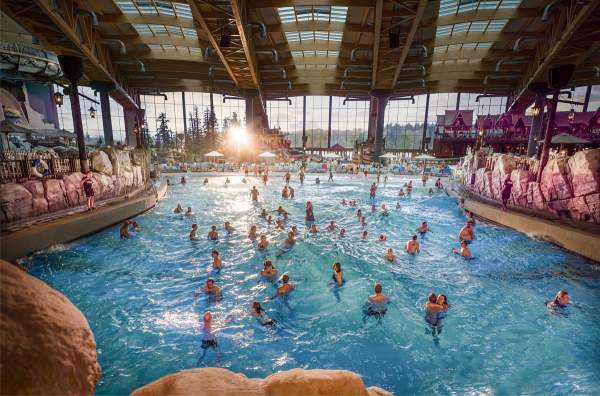 In „Lumåfals“ lockt unter anderem das riesige Wellenbad „Surf Fjørd“ in der Wasserwelt RULANTICA - Foto: Europa-Park