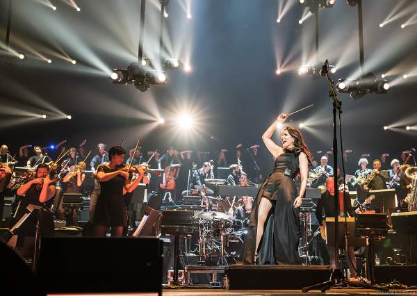 Alexandra Arrieche dirigiert das Antwerp Philharmonic Orchestra und den Chor Fine Fleur bei Night of the Proms 2019 in der SAP Arena Mannheim