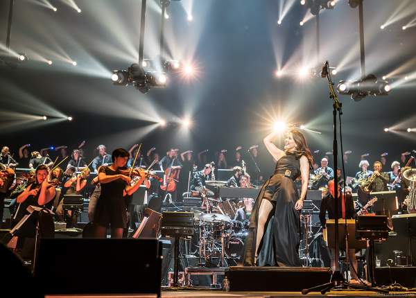 Alexandra Arrieche dirigiert das Antwerp Philharmonic Orchestra und den Chor Fine Fleur bei Night of the Proms 2019 in der SAP Arena Mannheim
