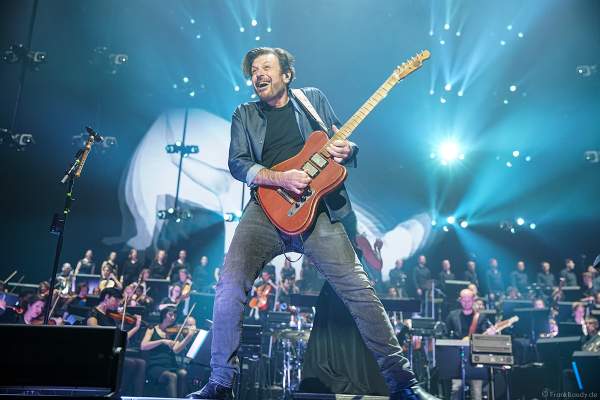 Eric Bazilian der Gruppe THE HOOTERS bei Night of the Proms 2019 in der SAP Arena Mannheim