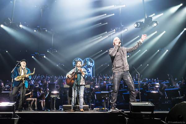 Sänger PJ Olsson mit Alan Parsons bei Night of the Proms 2019 in der SAP Arena Mannheim