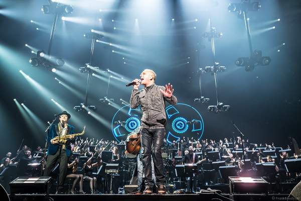 Sänger PJ Olsson mit Alan Parsons bei Night of the Proms 2019 in der SAP Arena Mannheim