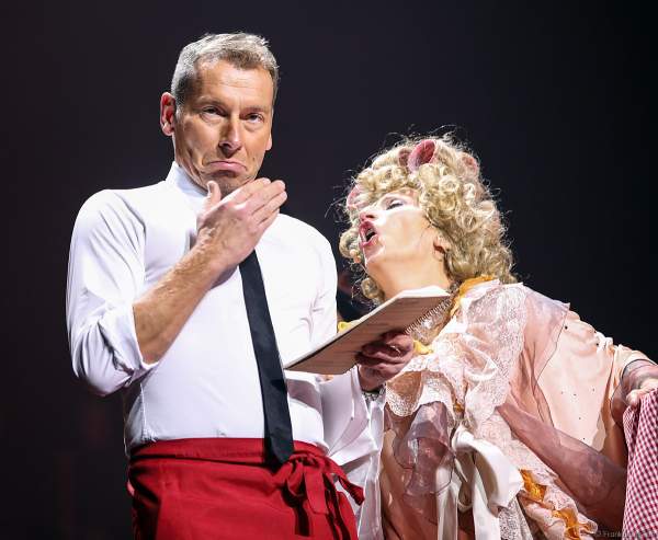 Moderator Markus Othmer und Natalie Choquette bei Night of the Proms 2019 in der SAP Arena Mannheim