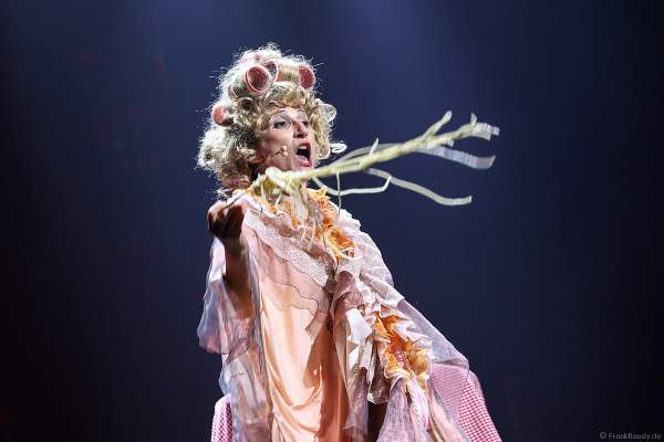 Sopranistin Natalie Choquette kämpft mit den Spaghetti bei Night of the Proms 2019 in der SAP Arena Mannheim