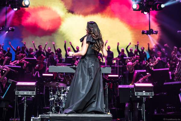 Alexandra Arriche dirigiert das Antwerp Philharmonic Orchestra und den Chor Fine Fleur bei Night of the Proms 2019 in der SAP Arena Mannheim