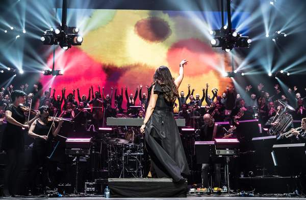 Alexandra Arrieche dirigiert das Antwerp Philharmonic Orchestra und den Chor Fine Fleur bei Night of the Proms 2019 in der SAP Arena Mannheim