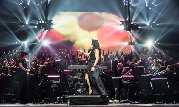 Alexandra Arrieche dirigiert das Antwerp Philharmonic Orchestra und den Chor Fine Fleur bei Night of the Proms 2019 in der SAP Arena Mannheim