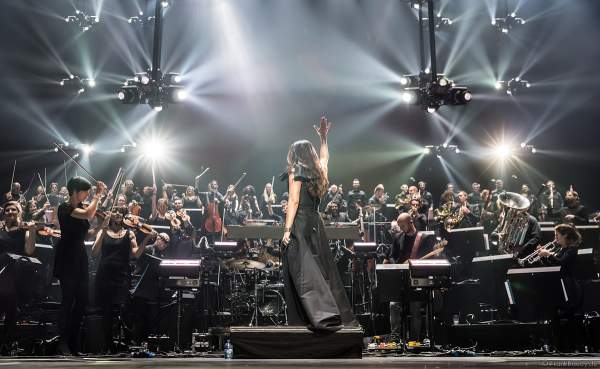 Alexandra Arrieche dirigiert das Antwerp Philharmonic Orchestra und den Chor Fine Fleur bei Night of the Proms 2019 in der SAP Arena Mannheim