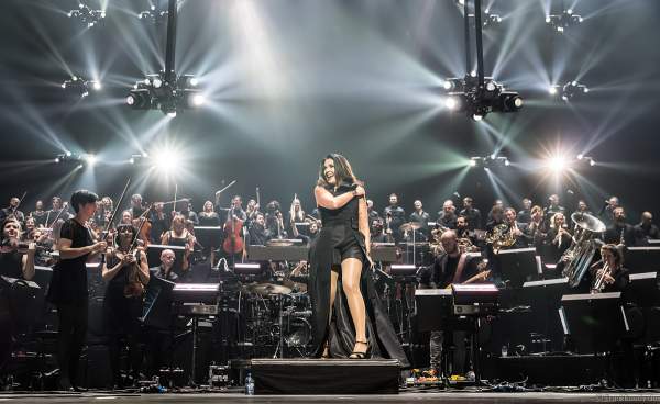 Alexandra Arrieche dirigiert das Antwerp Philharmonic Orchestra und den Chor Fine Fleur bei Night of the Proms 2019 in der SAP Arena Mannheim