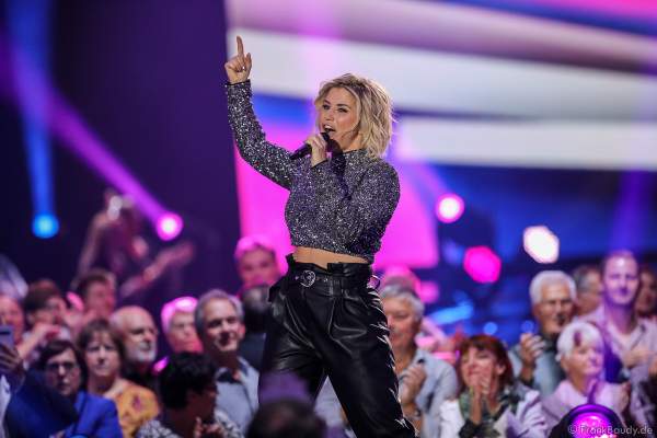 Schweizer Schlagersängerin Beatrice Egli bei der Silvestershow 2019/2020 in der Baden-Arena - Messe Offenburg