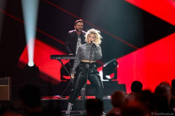 Schweizer Schlagersängerin Beatrice Egli bei der Silvestershow 2019/2020 in der Baden-Arena - Messe Offenburg