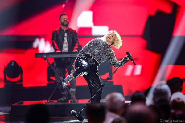 Schweizer Schlagersängerin Beatrice Egli bei der Silvestershow 2019/2020 in der Baden-Arena - Messe Offenburg