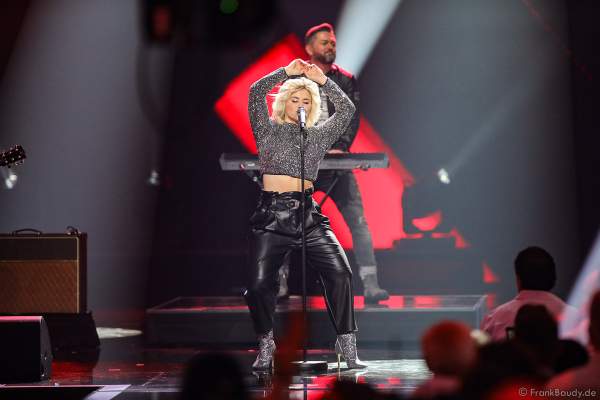 Schweizer Schlagersängerin Beatrice Egli bei der Silvestershow 2019/2020 in der Baden-Arena - Messe Offenburg