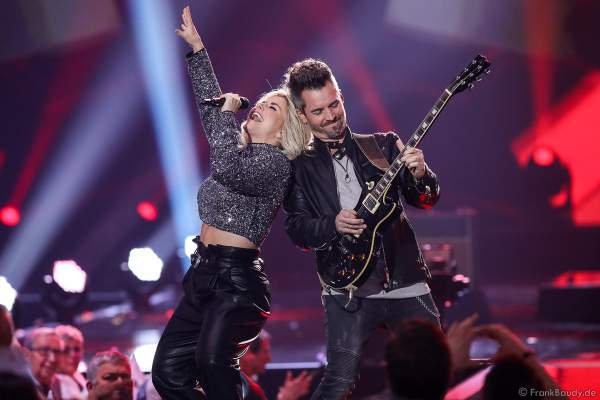 Schweizer Schlagersängerin Beatrice Egli bei der Silvestershow 2019/2020 in der Baden-Arena - Messe Offenburg