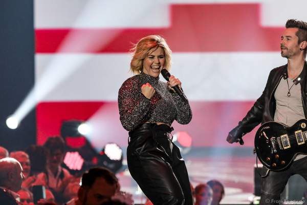 Schweizer Schlagersängerin Beatrice Egli bei der Silvestershow 2019/2020 in der Baden-Arena - Messe Offenburg