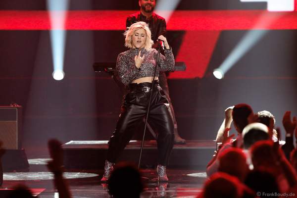 Schweizer Schlagersängerin Beatrice Egli bei der Silvestershow 2019/2020 in der Baden-Arena - Messe Offenburg