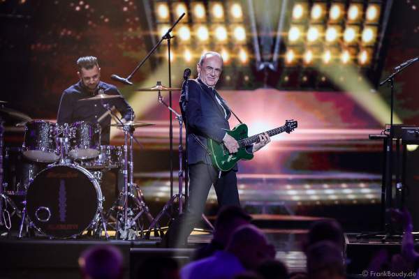 Die britische Band Status Quo mit Francis Rossi und bei der Silvestershow 2019/2020 in der Baden-Arena - Messe Offenburg