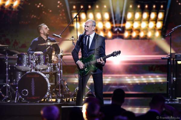 Die britische Band Status Quo mit Francis Rossi und bei der Silvestershow 2019/2020 in der Baden-Arena - Messe Offenburg
