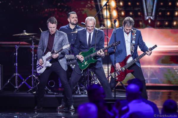 Die britische Band Status Quo mit Francis Rossi und bei der Silvestershow 2019/2020 in der Baden-Arena - Messe Offenburg