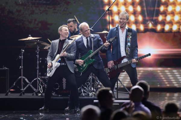 Die britische Band Status Quo mit Francis Rossi und bei der Silvestershow 2019/2020 in der Baden-Arena - Messe Offenburg