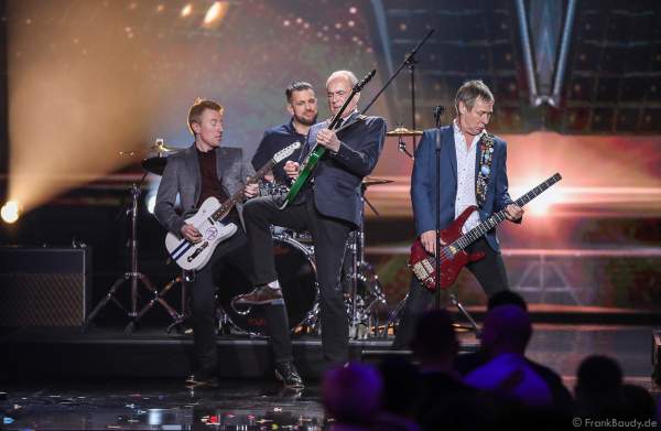 Die britische Band Status Quo mit Francis Rossi und bei der Silvestershow 2019/2020 in der Baden-Arena - Messe Offenburg