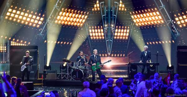 Die britische Band Status Quo mit Francis Rossi und bei der Silvestershow 2019/2020 in der Baden-Arena - Messe Offenburg