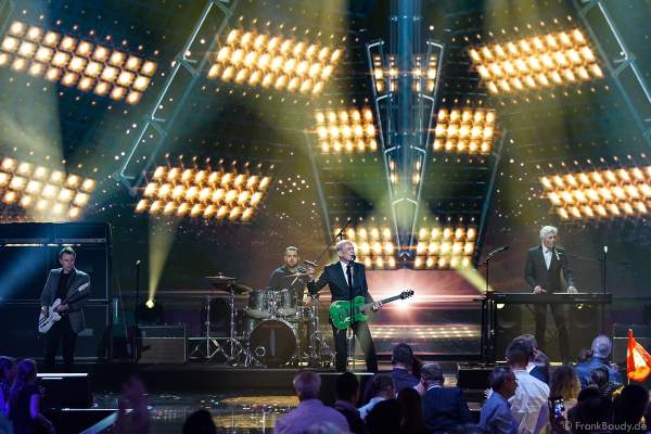 Die britische Band Status Quo mit Francis Rossi und bei der Silvestershow 2019/2020 in der Baden-Arena - Messe Offenburg