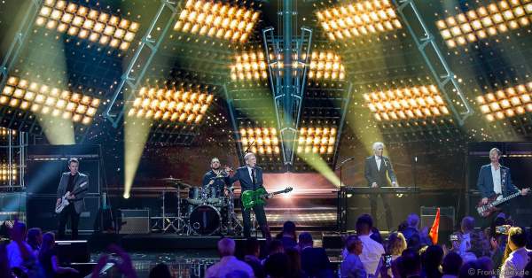 Die britische Band Status Quo mit Francis Rossi und bei der Silvestershow 2019/2020 in der Baden-Arena - Messe Offenburg