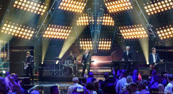 Die britische Band Status Quo mit Francis Rossi und bei der Silvestershow 2019/2020 in der Baden-Arena - Messe Offenburg