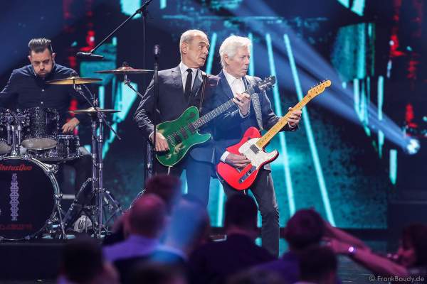Die britische Band Status Quo mit Francis Rossi und bei der Silvestershow 2019/2020 in der Baden-Arena - Messe Offenburg