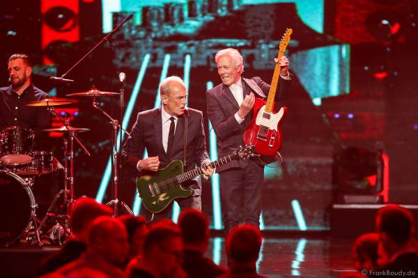 Die britische Band Status Quo mit Francis Rossi und bei der Silvestershow 2019/2020 in der Baden-Arena - Messe Offenburg