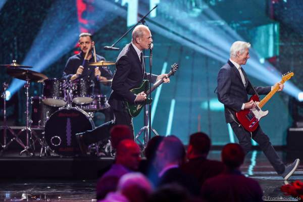 Die britische Band Status Quo mit Francis Rossi und bei der Silvestershow 2019/2020 in der Baden-Arena - Messe Offenburg
