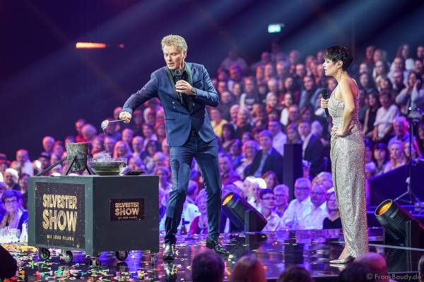 Jörg Pilawa und Francine Jordi beim Bleigießen für das Rätsel der Silvestershow 2019/2020 in der Baden-Arena - Messe Offenburg