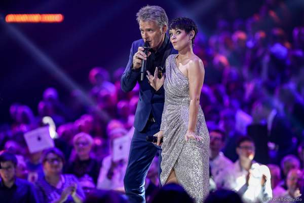 Moderatorteam Jörg Pilawa und Francine Jordi bei der Silvestershow 2019/2020 in der Baden-Arena - Messe Offenburg