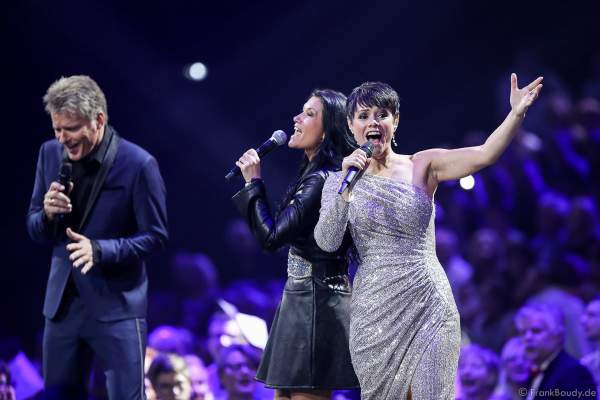 Moderatorteam Jörg Pilawa, Francine Jordi und Antonia aus Tirol bei der Silvestershow 2019/2020 in der Baden-Arena - Messe Offenburg