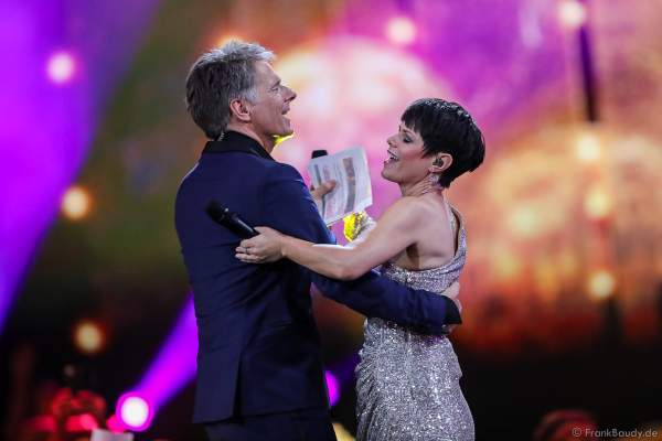 Moderatorteam Jörg Pilawa und Francine Jordi bei der Silvestershow 2019/2020 in der Baden-Arena - Messe Offenburg
