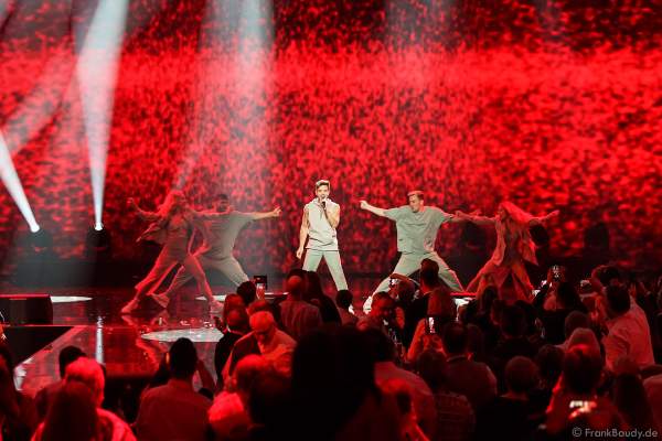 Schweizer Sänger Luca Hänni bei der Silvestershow 2019/2020 in der Baden-Arena - Messe Offenburg
