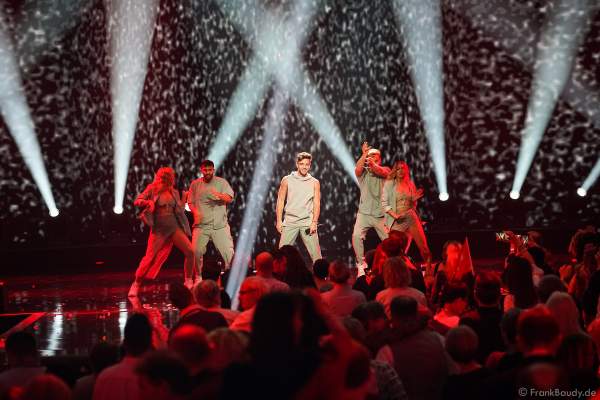 Schweizer Sänger Luca Hänni bei der Silvestershow 2019/2020 in der Baden-Arena - Messe Offenburg