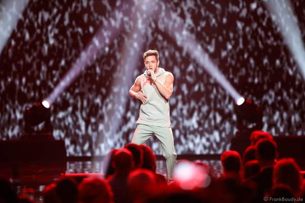 Schweizer Sänger Luca Hänni bei der Silvestershow 2019/2020 in der Baden-Arena - Messe Offenburg