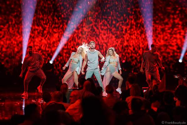 Schweizer Sänger Luca Hänni bei der Silvestershow 2019/2020 in der Baden-Arena - Messe Offenburg